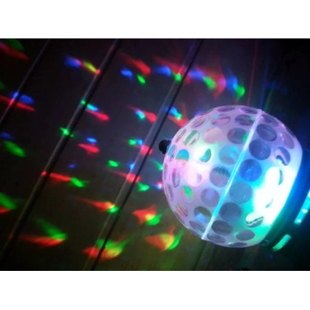 Żarówka LED w kształcie kuli z kolorowym światłem RGB na tle ściany