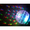 Żarówka LED w kształcie kuli z kolorowym światłem RGB na tle ściany