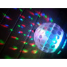 Żarówka LED w kształcie kuli z kolorowym światłem RGB na tle ściany
