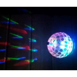 Żarówka LED w kształcie kuli z kolorowym światłem RGB na tle ściany
