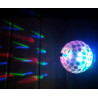Żarówka LED w kształcie kuli z kolorowym światłem RGB na tle ściany