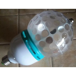 Żarówka LED w kształcie kuli z kolorowym światłem RGB na tle ściany