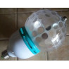 Żarówka LED w kształcie kuli z kolorowym światłem RGB na tle ściany