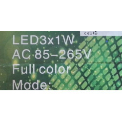 Żarówka LED w kształcie kuli z kolorowym światłem RGB na tle ściany