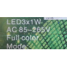 Żarówka LED w kształcie kuli z kolorowym światłem RGB na tle ściany