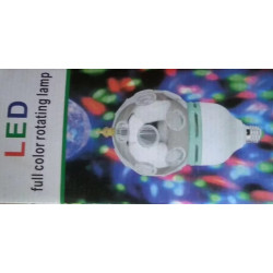 Żarówka LED w kształcie kuli z kolorowym światłem RGB na tle ściany