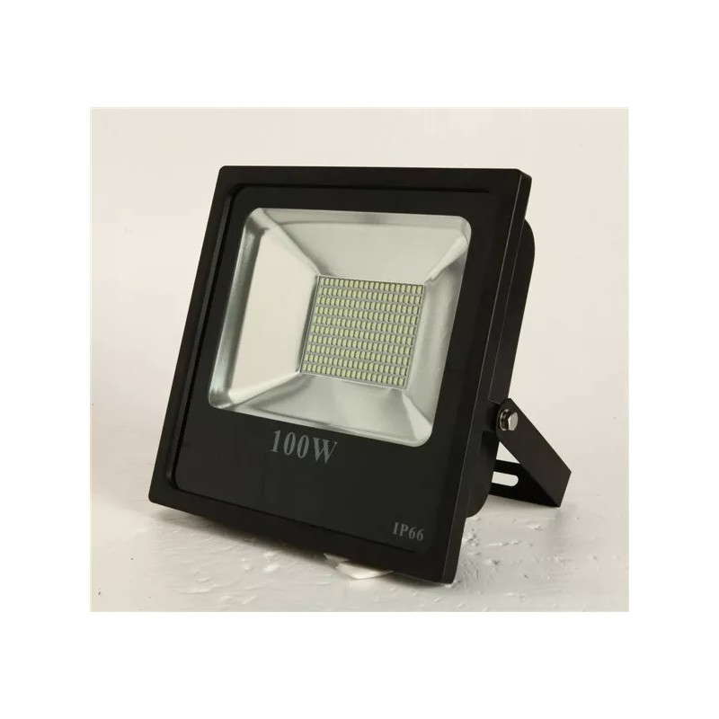 czarny oświetlacz LED 30W z panelem diod SMD i metalowym uchwytem montażowym
