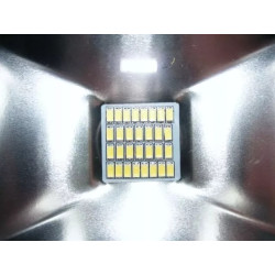 czarny oświetlacz LED 30W z panelem diod SMD i metalowym uchwytem montażowym
