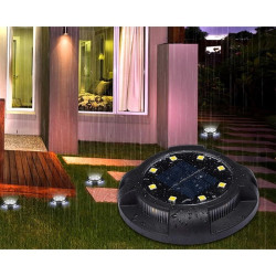 Zestaw 4 czarnych lamp solarnych wbijanych do ziemi z widocznym panelem i diodami LED