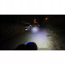 Dwa srebrne halogeny motocyklowe U3 z niebieskim ringiem i włącznikiem
