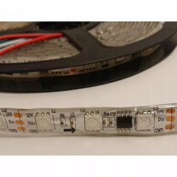 Taśma LED RGBW WS2811 zwinięta na czarnej rolce, świecąca kolorami