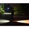 czarna latarka szperacz z dużym reflektorem i uchwytem