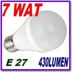 biała żarówka LED z gwintem E27 i matową kloszem