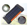 Power bank solarny czarno-pomarańczowy z panelem słonecznym i białym kablem USB