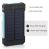 Power bank solarny czarno-pomarańczowy z panelem słonecznym i białym kablem USB
