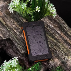 Power bank solarny czarno-pomarańczowy z panelem słonecznym i białym kablem USB