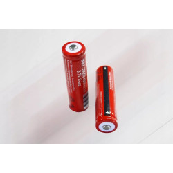 dwa czerwone akumulatory litowo-jonowe 18650 4200 mAh w pionie i poziomie