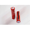 dwa czerwone akumulatory litowo-jonowe 18650 4200 mAh w pionie i poziomie