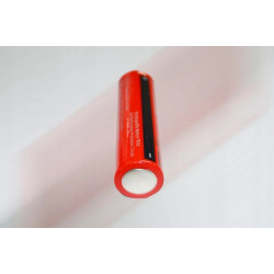 dwa czerwone akumulatory litowo-jonowe 18650 4200 mAh w pionie i poziomie