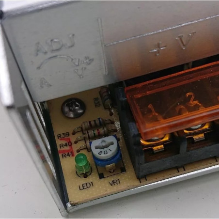 Metalowy zasilacz impulsowy 12V 33A 400W z oznaczeniami i elementami elektronicznymi