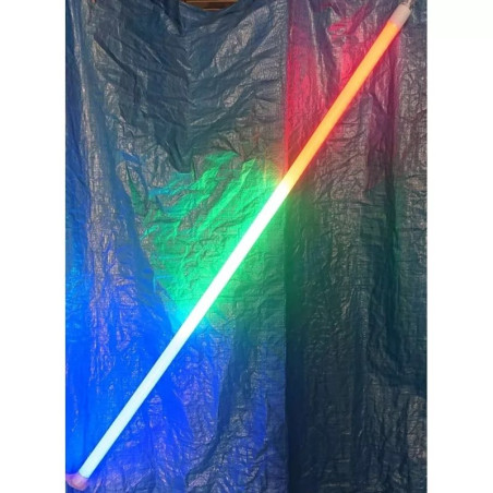 Świetlówka LED RGB 18W 120cm świecąca na różne kolory, widoczna na tle niebieskiego materiału