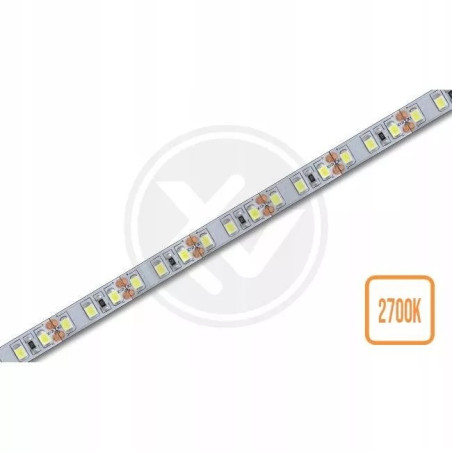 Fragment taśmy LED 2835 z diodami w ciepłej barwie na białym tle