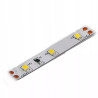Fragment taśmy LED 2835 z diodami w ciepłej barwie na białym tle