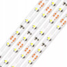 Fragment taśmy LED 2835 z diodami w ciepłej barwie na białym tle