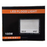 Halogen LED 100W z cienką obudową i widocznymi diodami LED w rzędach, zamocowany na metalowym uchwycie