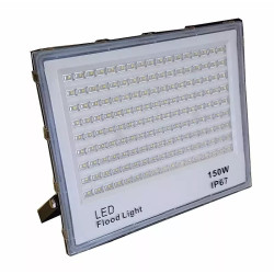 Halogen LED o prostokątnym kształcie, widoczne diody LED, czarna smukła obudowa z przymocowanym uchwytem montażowym