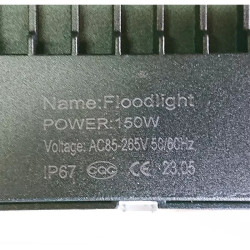 Halogen LED o prostokątnym kształcie, widoczne diody LED, czarna smukła obudowa z przymocowanym uchwytem montażowym
