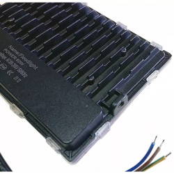 Halogen LED 50W w białej obudowie z widocznymi diodami i uchwytem montażowym