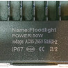 Halogen LED 50W w białej obudowie z widocznymi diodami i uchwytem montażowym