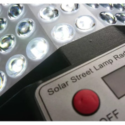 Czarna latarnia solarna LED z panelem słonecznym i pilotem do sterowania, widok z przodu i tyłu