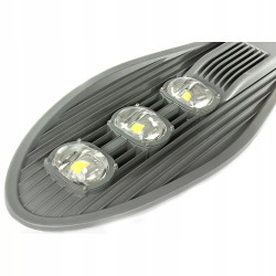 Szara aluminiowa latarnia uliczna LED 150 W z trzema modułami LED i mocowaniem