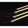 Listwa LED meblowa w aluminiowej osłonie, widoczny pasek diod COB i przewód zasilający