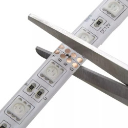 Zdjęcie taśmy LED 5m z 300 diodami RGB, pilotem i zasilaczem 12V