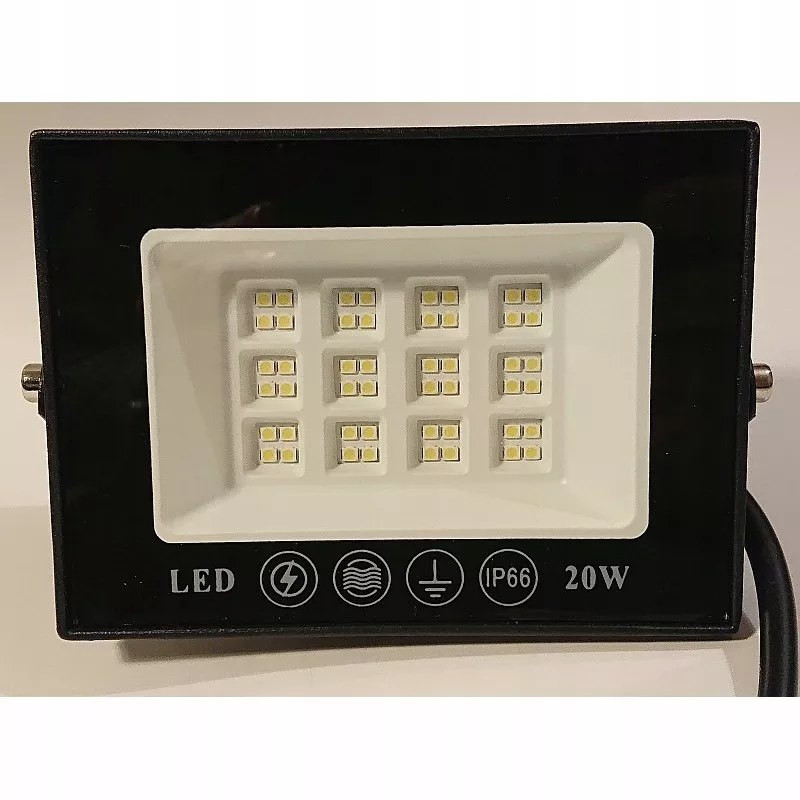 Czarny halogen LED 20W z diodami i oznaczeniem IP66 na czarnym tle