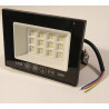Czarny halogen LED 20W z diodami i oznaczeniem IP66 na czarnym tle