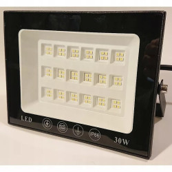 Czarny halogen LED 30W z aluminiową obudową i symbolem IP66 na przednim panelu