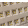 Czarny halogen LED 30W z aluminiową obudową i symbolem IP66 na przednim panelu