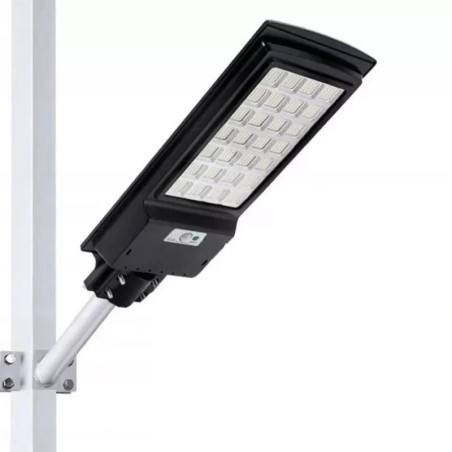 Czarna latarnia solarna LED z panelem solarnym i czujnikiem ruchu zamontowana na białym uchwycie rurowym