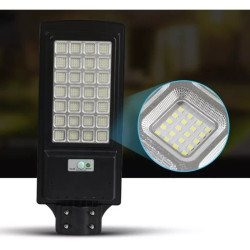 Czarna latarnia solarna LED z panelem solarnym i czujnikiem ruchu zamontowana na białym uchwycie rurowym