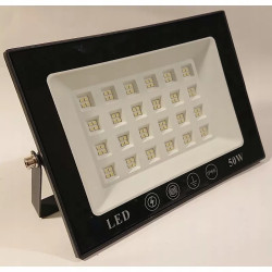 Czarny halogen LED 50W z cienką i prostokątną obudową, widoczne diody LED i oznaczenia na froncie
