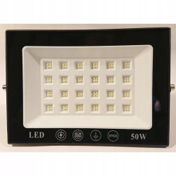 Czarny halogen LED 50W z cienką i prostokątną obudową, widoczne diody LED i oznaczenia na froncie