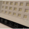 Czarny halogen LED 50W z cienką i prostokątną obudową, widoczne diody LED i oznaczenia na froncie