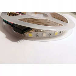 Zwinięta taśma LED RGB+W 5 metrów z widocznymi diodami 5050 i kablem złączem