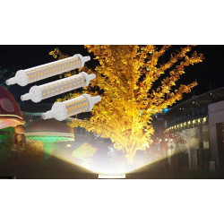 Żarnik LED z trzonkiem R7S o długości 135 mm z widocznymi diodami LED na obudowie