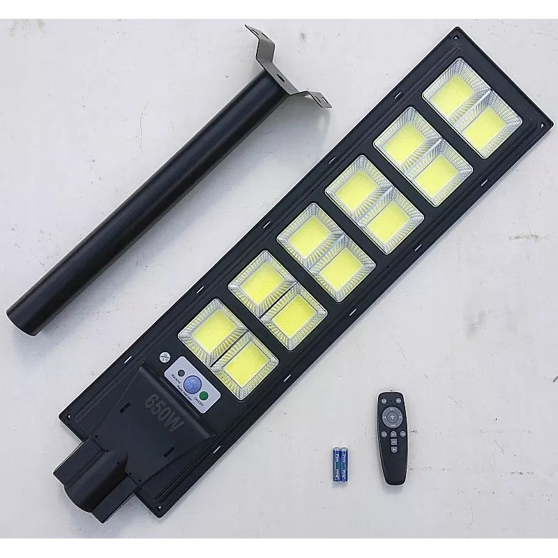 Latarnia solarna LED COB 650W wraz z pilotem i uchwytem montażowym na białym tle