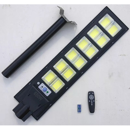 Latarnia solarna LED COB 650W wraz z pilotem i uchwytem montażowym na białym tle